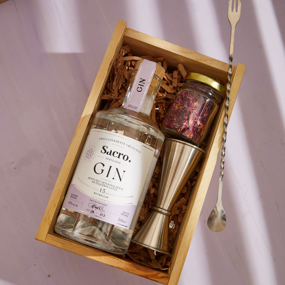 caja de cocteleria con gin artesanal, botanico, jigger y barspoon
