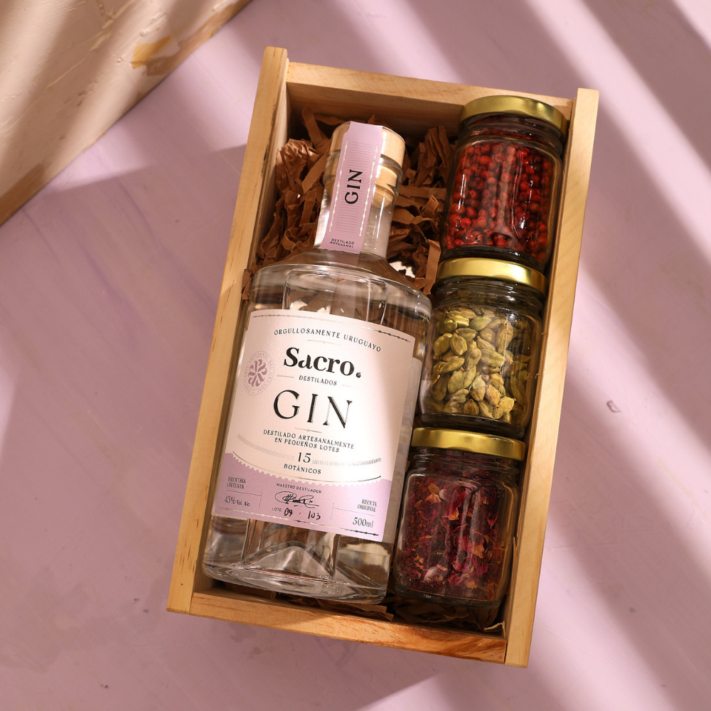 caja sacro de madera con gin artesanal uruguayo y 3 botanicos. Ideal para regalos originales y amantes de la cocteleria