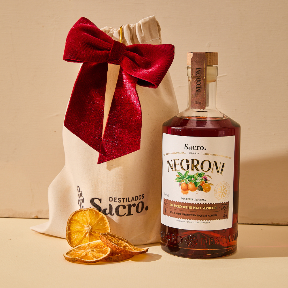 Botella Negroni Sacro, hecha con gin artesanal Sacro y el mejor vermouth y Campari. Ideal para regalar esta Navidad a los amantes de la coctelería