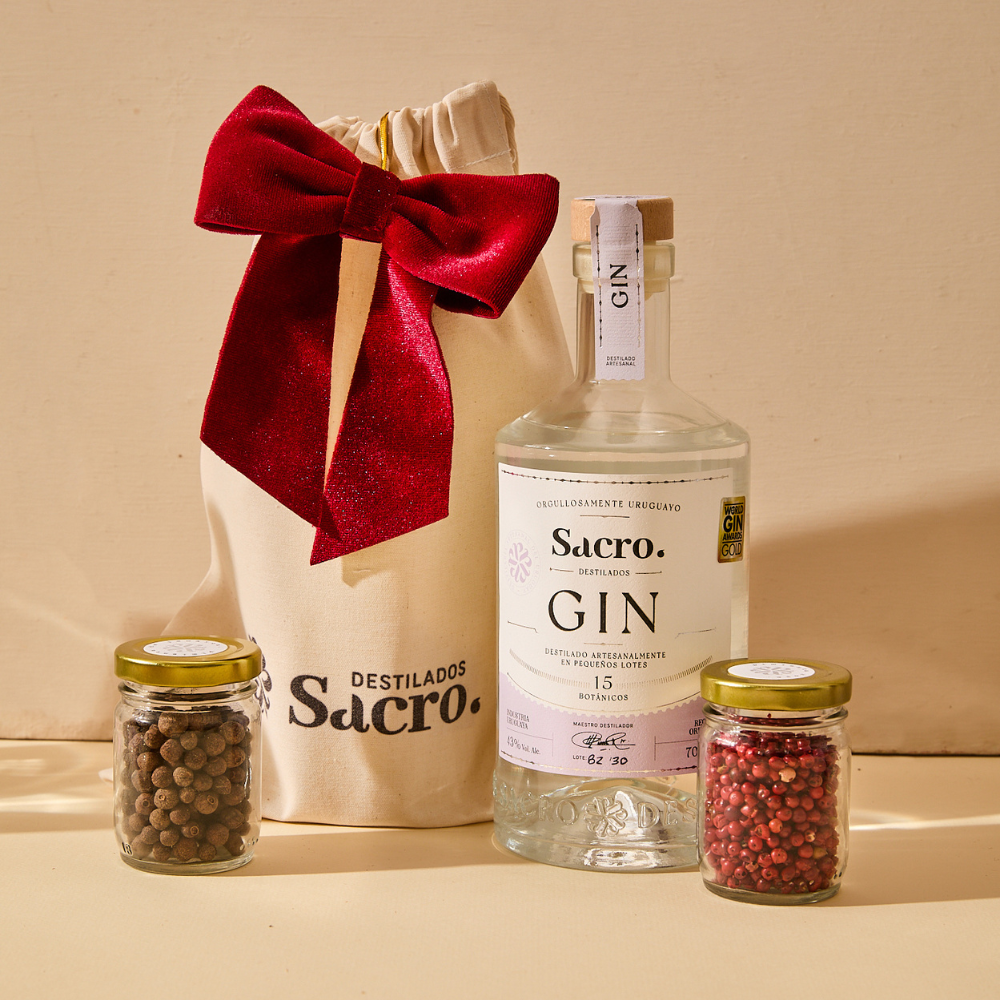 Kit que contiene la botella de 700cc de Sacro, el gin artesanal uruguayo premiado como mejor gin y dos frascos de botánicos para mezclar con el gintonic.
