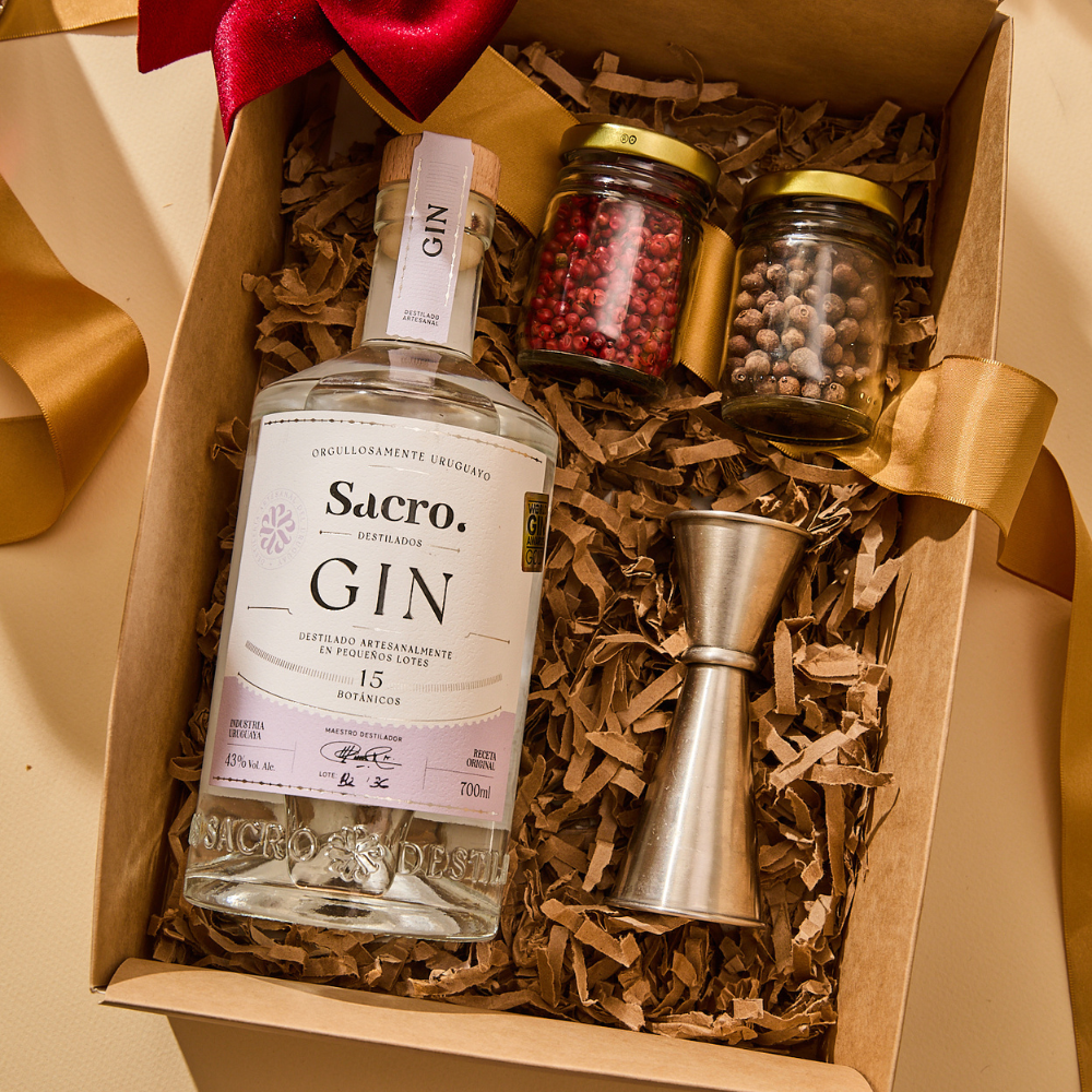 Este es el mejor regalo para los amantes de mezclar.
 En esta caja kraft tenés de todo, gin Sacro, el jigger para hacer las mezclas a medida y dos botánicos para probar y disfrutar de inventar tragos.