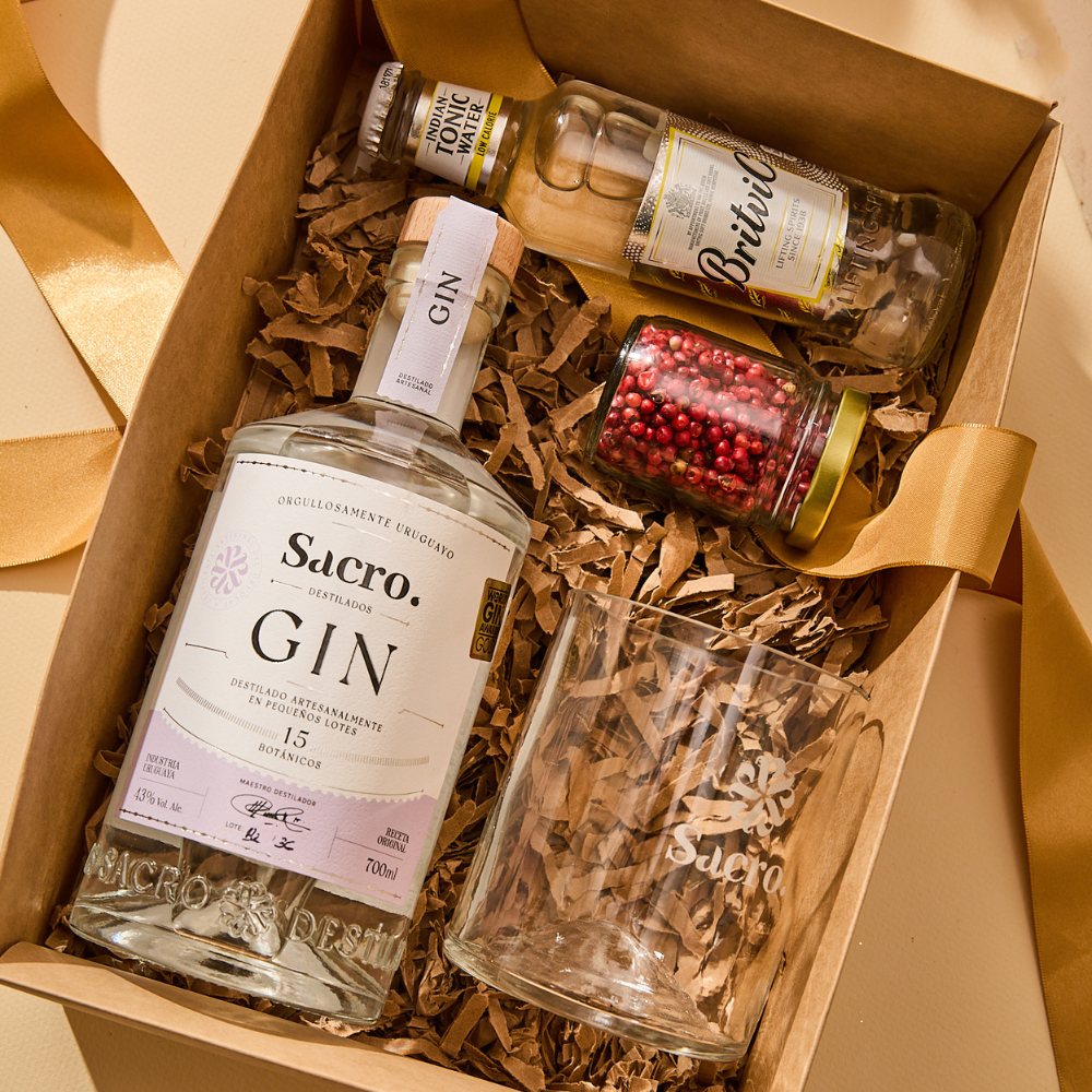GT o gintonic es el trago preferidos de muchos. Por eso esta caja reúne lo que para nosotros es esencial.
 Gin Sacro, tónica Britvic, un botánico y un vaso Sacro, hecho a partir de nuestras botellas reutilizadas.