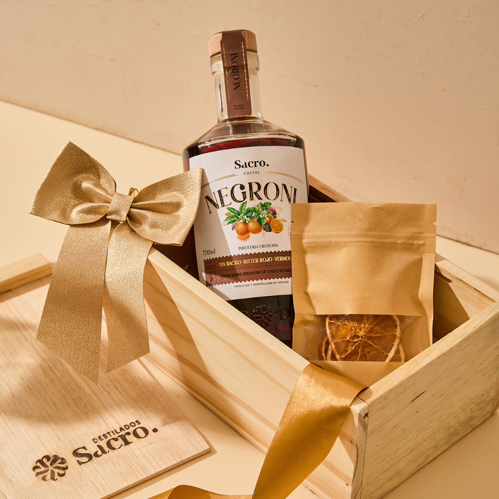 Caja de madera con Negroni Sacro y naranjas deshidratadas.
 El regalo más fino y delicado.