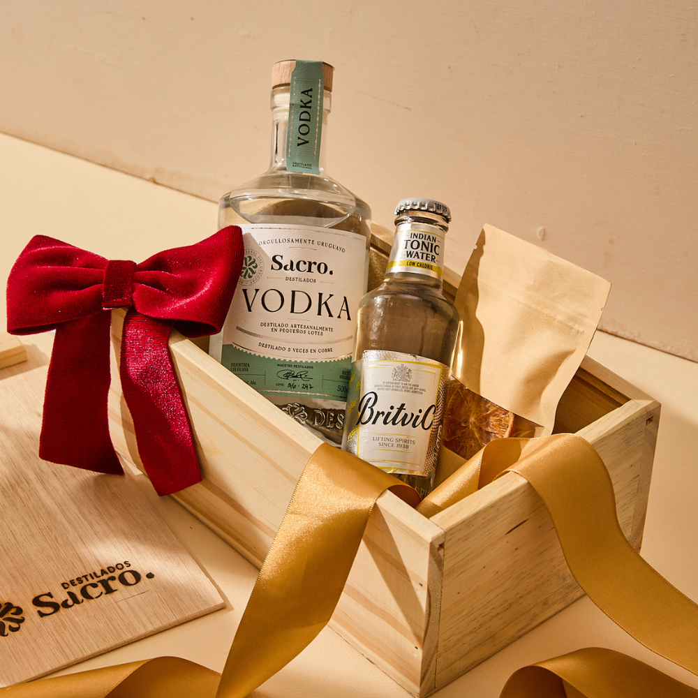 Nuestro Vodka Sacro y cítricos deshidratados en una caja de madera, ideal para regalar