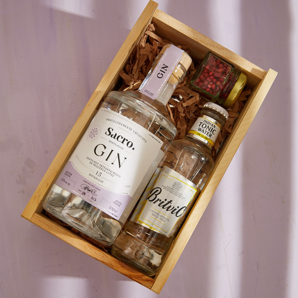 caja gintonic compuesta de gin artesanal uruguayo Sacro, tónica premium baja en calorias y un botánico. Ideal para regalos originales
