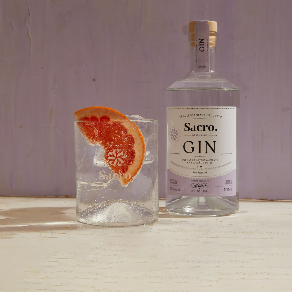 gin artesanal Sacro hecho a base de 15 botanicos, estilo london dry