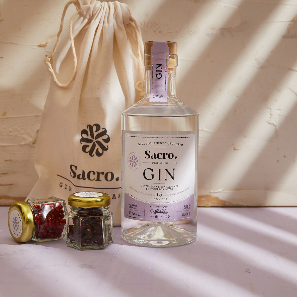 kit gintonic con Sacro gin artesanal uruguayo y 2 botanicos a eleccion. Vienen en bolsa de tela reutilizable